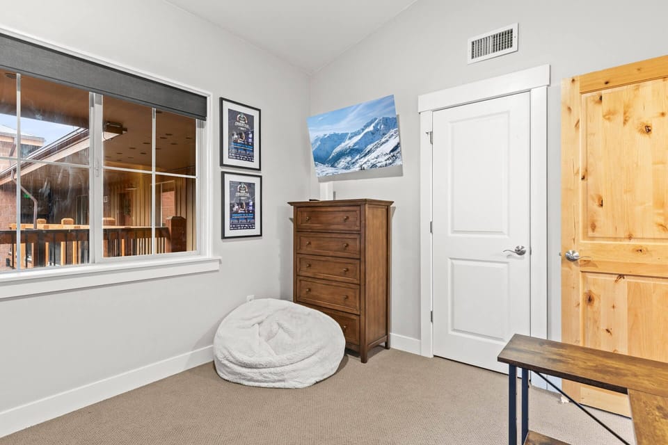 Vacation Rentals in Park City at Bear Hollow Lodges 3401: 2nd guest bedroom with Twin-over-Twin bunkbed and Twin trundle bed