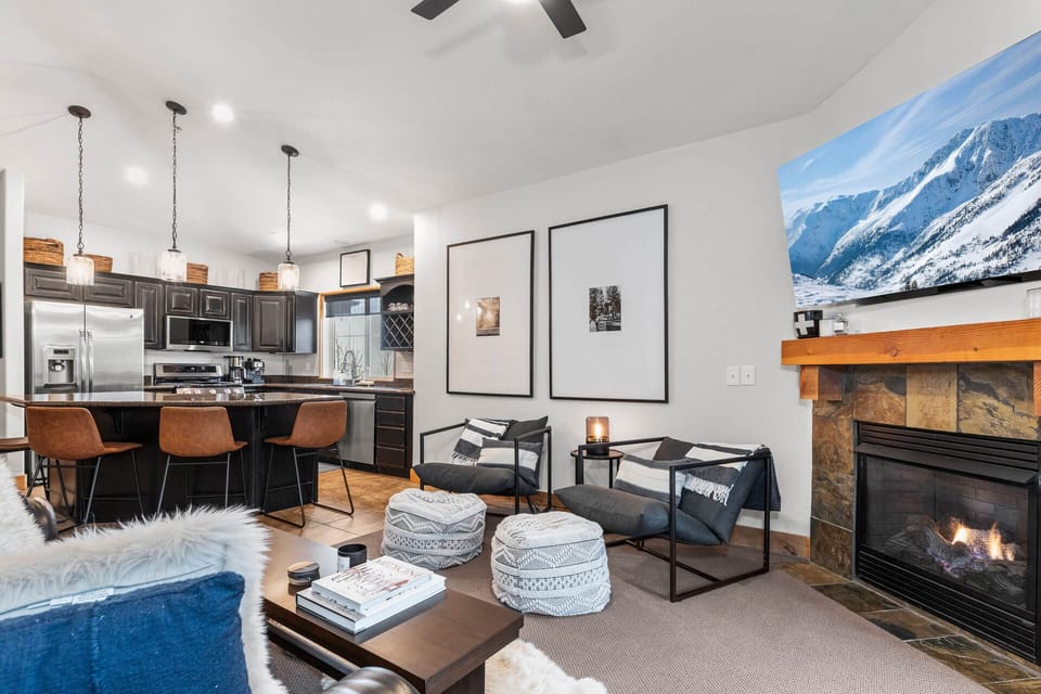 Bear Hollow Lodges 3401: Living room with gas fireplace and private balcony access
