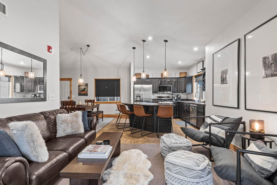 Bear Hollow Lodges 3401: Living room with gas fireplace and private balcony access