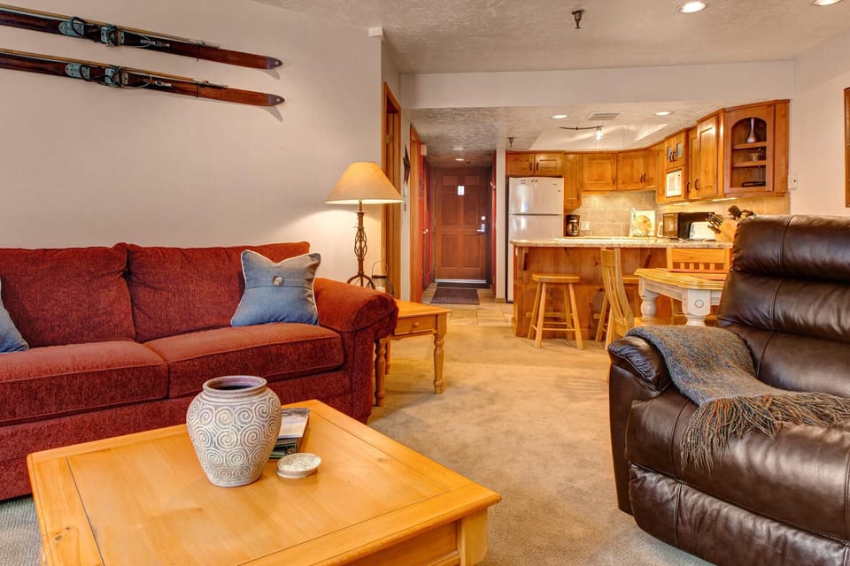Ski Team 4: Living Room - wood-burning fireplace and TV
