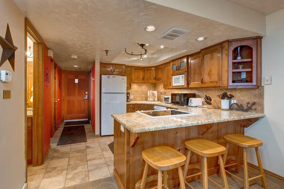 Ski Team 4: Kitchen - modern appliances