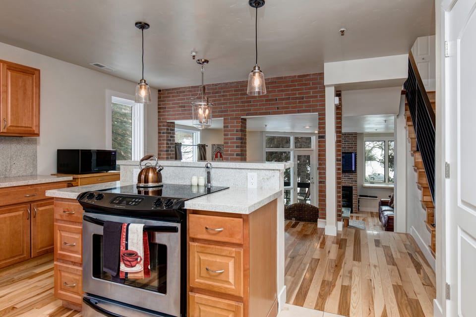 Sunspot 625-A4 | Kitchen - Electric stove and microwave