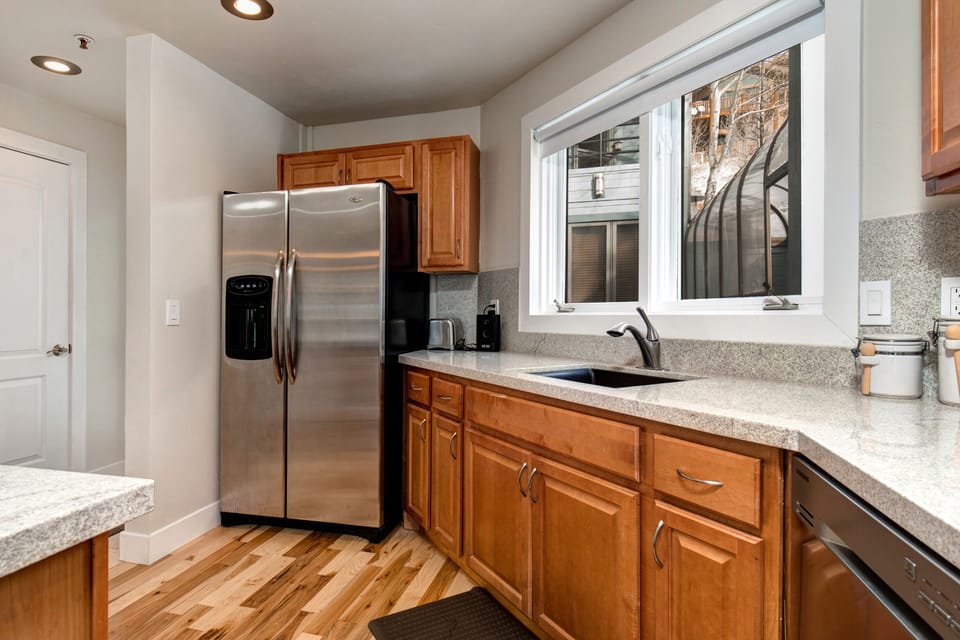Sunspot 625-A4 | Kitchen - Sleek refrigerator and spacious countertop