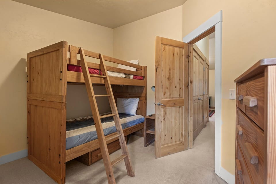 Vacation Rentals in Park City at Bear Hollow Village 5437: Third bedroom Twin-over-twin bunkbed and shared bathroom