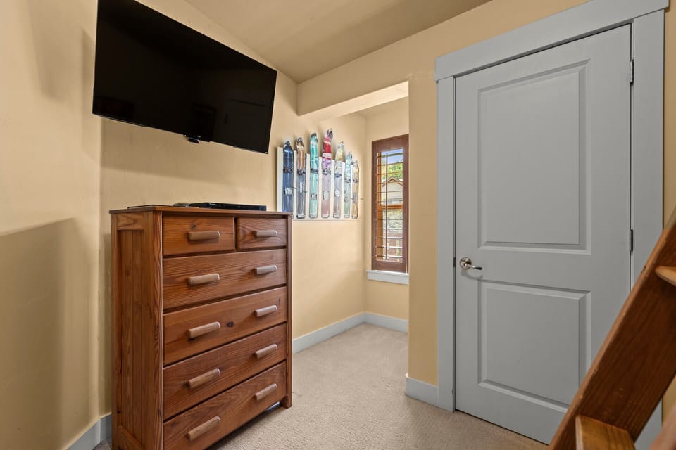 Vacation Rentals in Park City at Bear Hollow Village 5437: Third bedroom Twin-over-twin bunkbed with shared bathroom