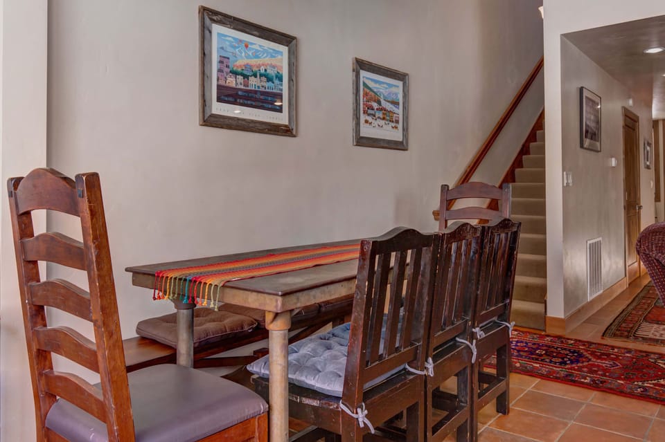 Three Kings 8: Dining area - seating for eight