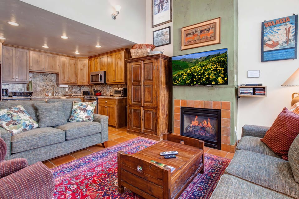 Three Kings 8: Living room - gas fireplace and TV