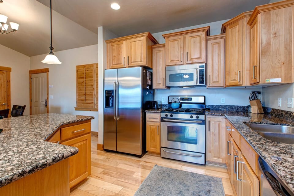Bear Hollow Lodges 3307: Fully-equipped kitchen with stainless steel appliances