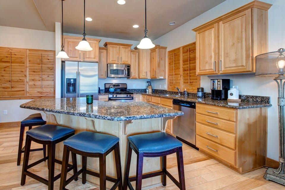 Bear Hollow Lodges 3307: Fully-equipped kitchen with stainless steel appliances