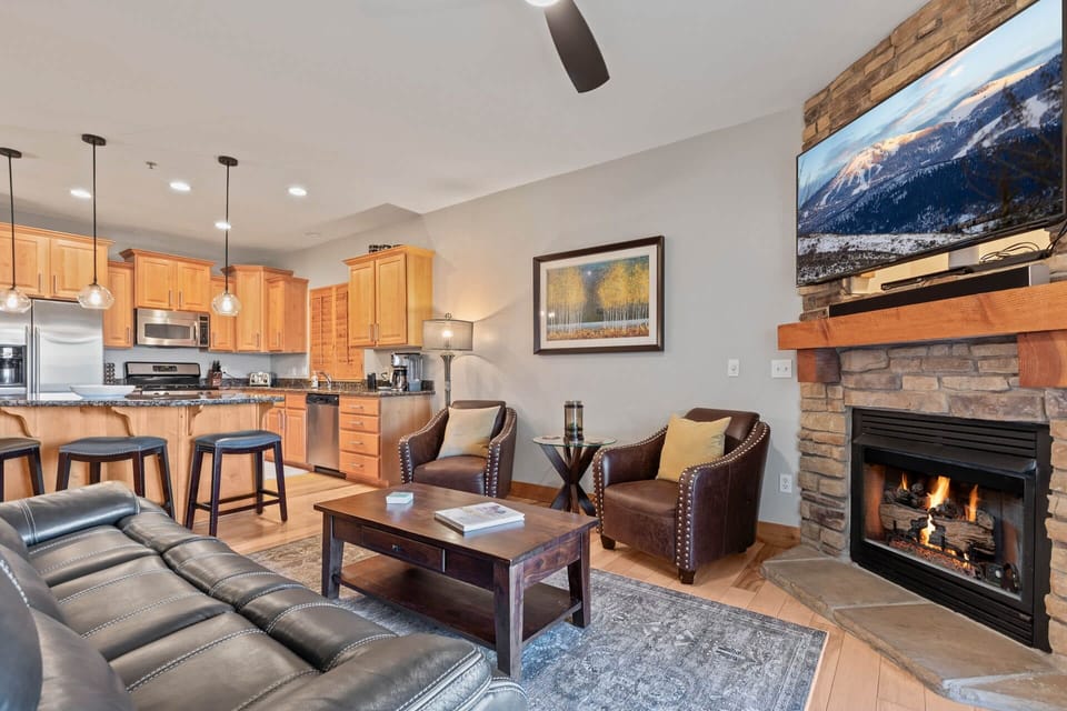 Bear Hollow Lodges 3307: Living room with gas fireplace and private balcony access