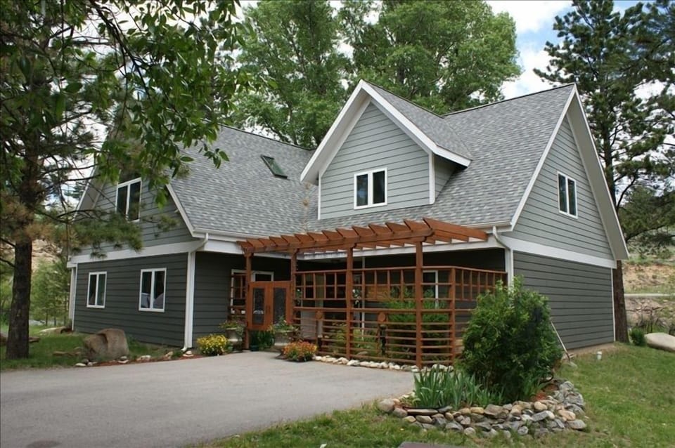 Enter our garden gates for a wonderful getaway.. mountain style