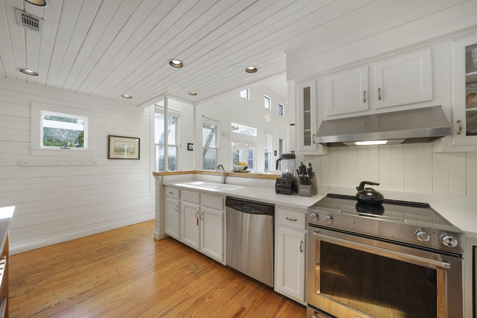 FIVE BURNER ELECTRIC STOVETOP; AMPLE COOKWARE THROUGHOUT