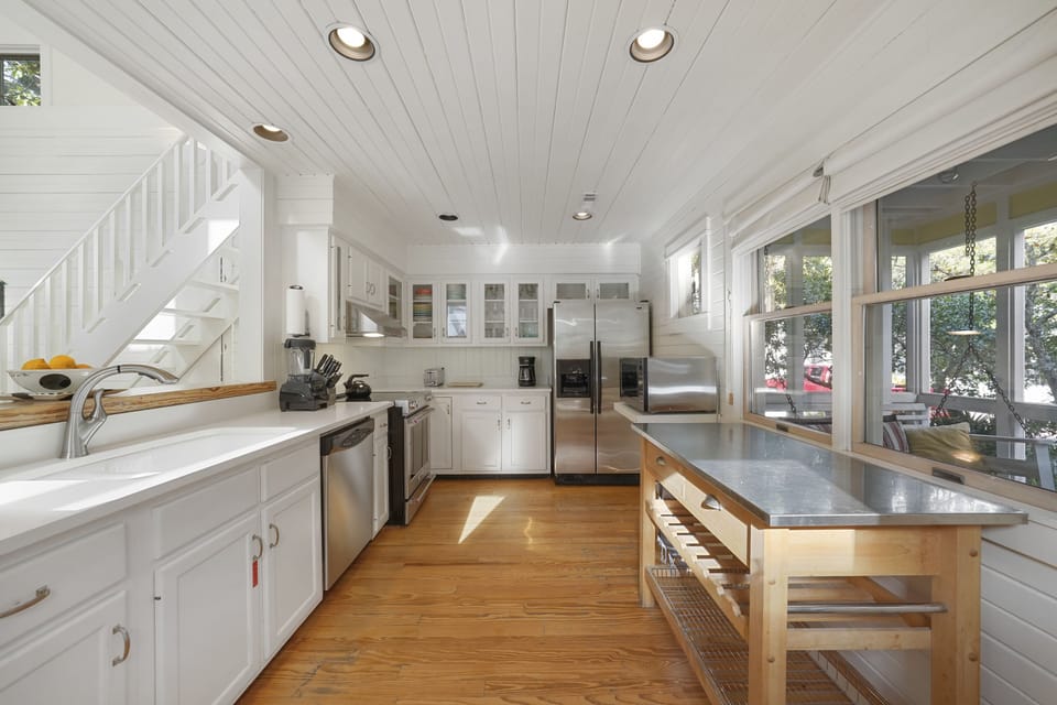 UPATED KITCHEN, WITH ALL YOUR KITCHEN ESSENTIALS