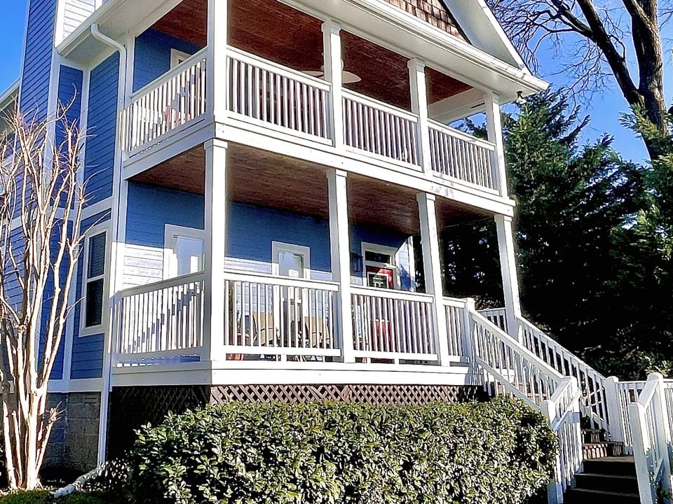 Large front porch and balcony with outdoor seating, AMAZING skyline view.