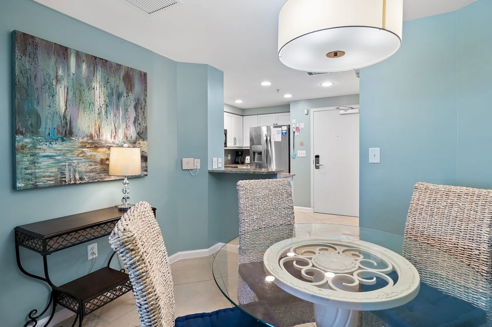 Dining Area & Kitchen