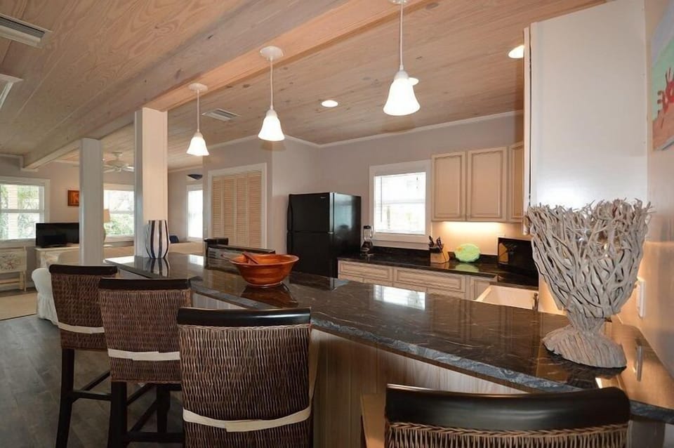 Dining Area & Kitchen