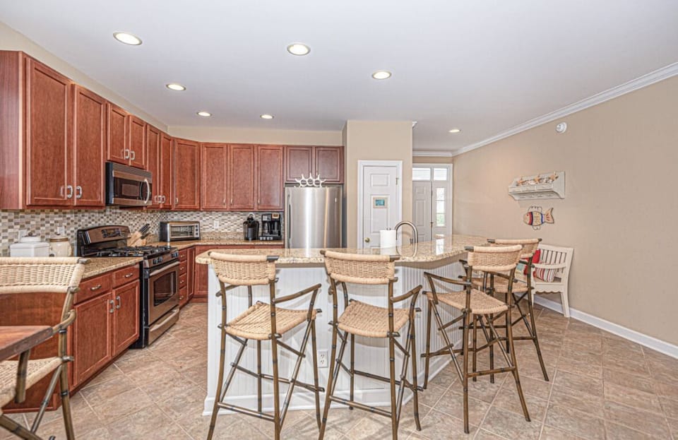 Island with 4 barstools