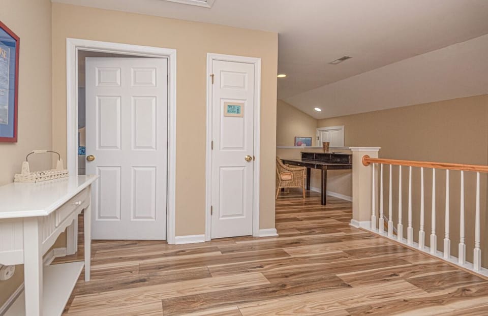 Large hallway outsdie of 2 bedrooms and bonus room