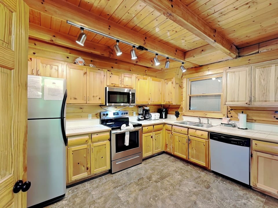 Full Kitchen w/ Stainless Steel Appliances