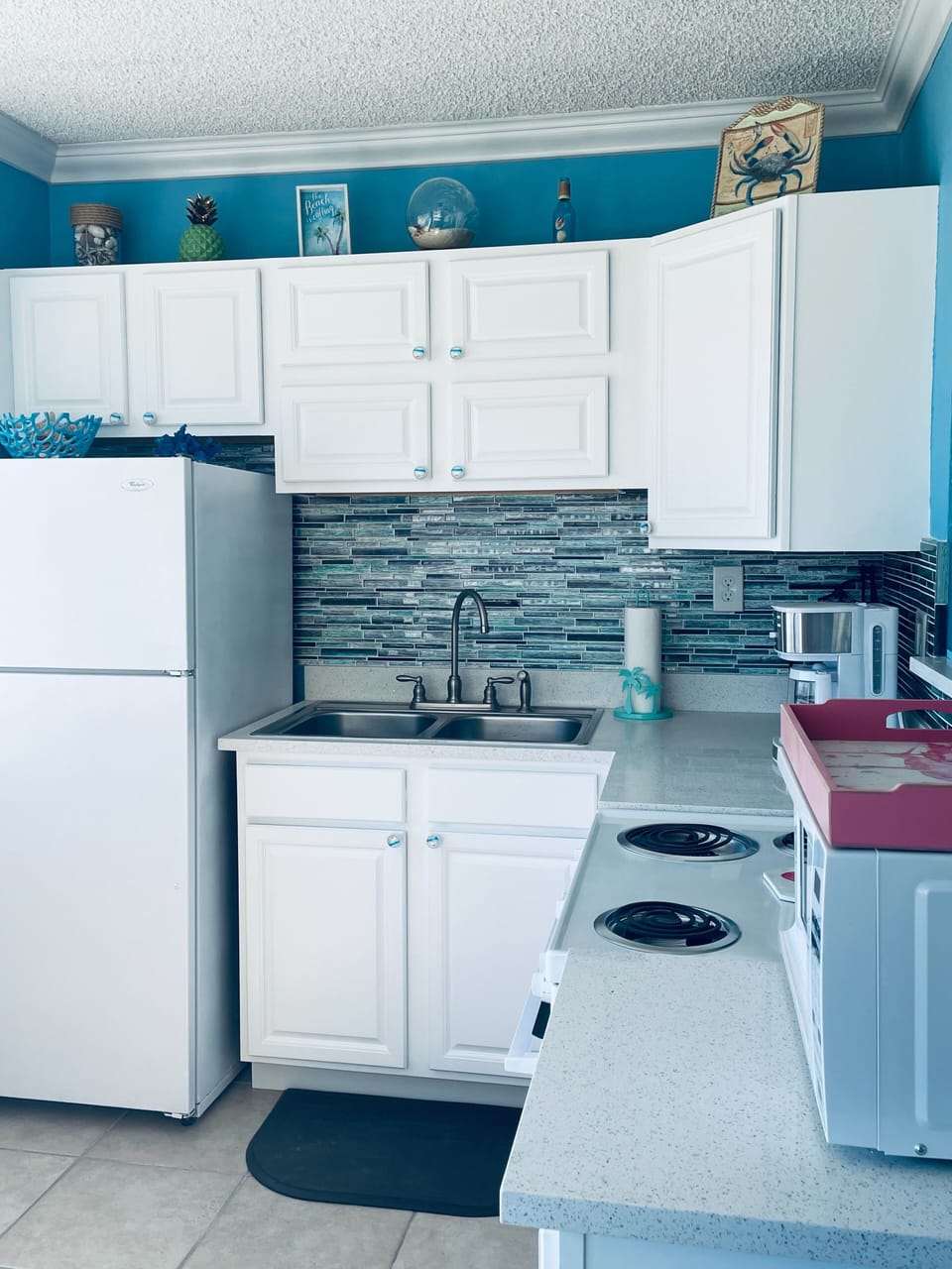 FULL kitchen!