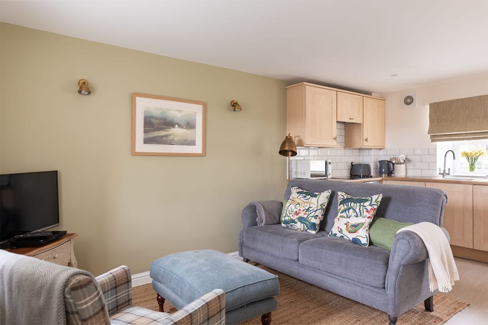 Woodman's Cottage - open plan sitting room and kitchen