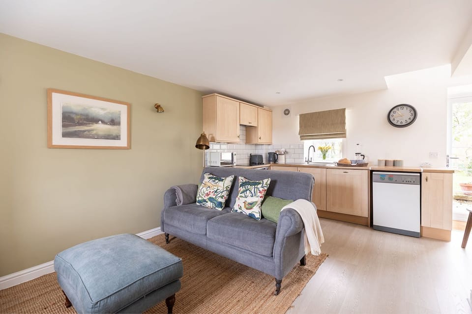 Woodman's Cottage - open plan sitting room and kitchen