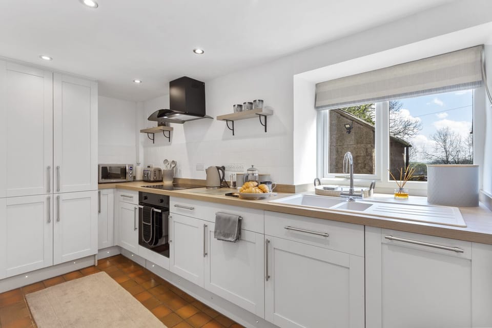 Fully equipped kitchen with the all important dishwasher!