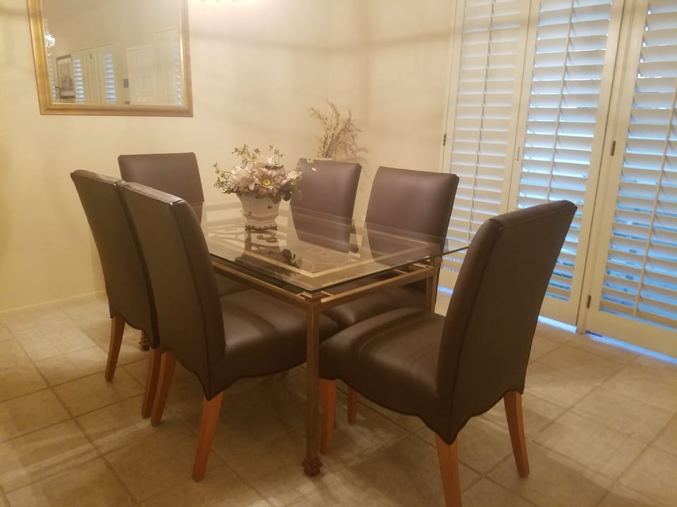 Dining Room seats 6, plus 3 at Bar, 4 on patio
