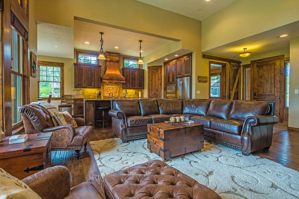 The Dew Drop Inn in Suncadia Resort - Fantastic great room with comfortable leather furnishings.