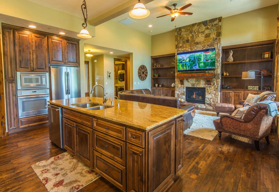 The Dew Drop Inn in Suncadia Resort - Fabulous Suncadia Home with comfortable leather furnishings and an open concept great room!
