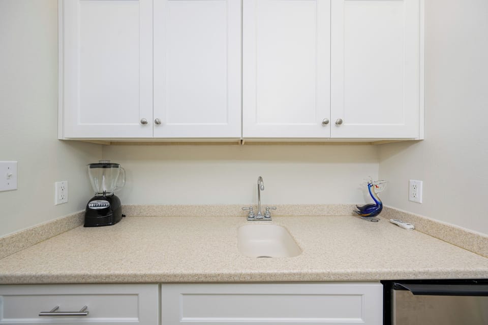 Blend your favorite smoothies in this bright wet bar, enjoying moments of creativity and flavor