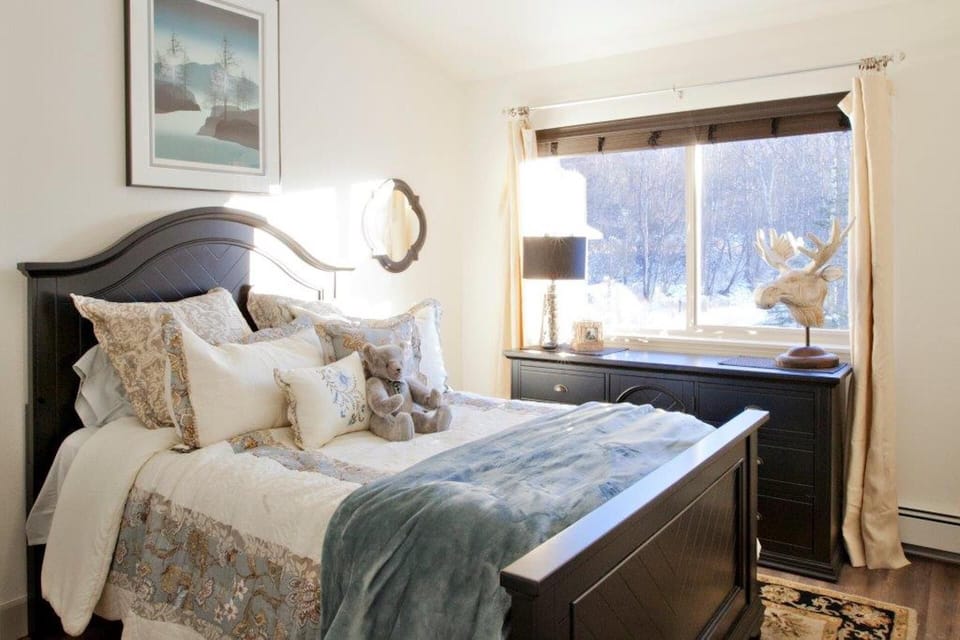 2nd bedroom with full-sized bed
