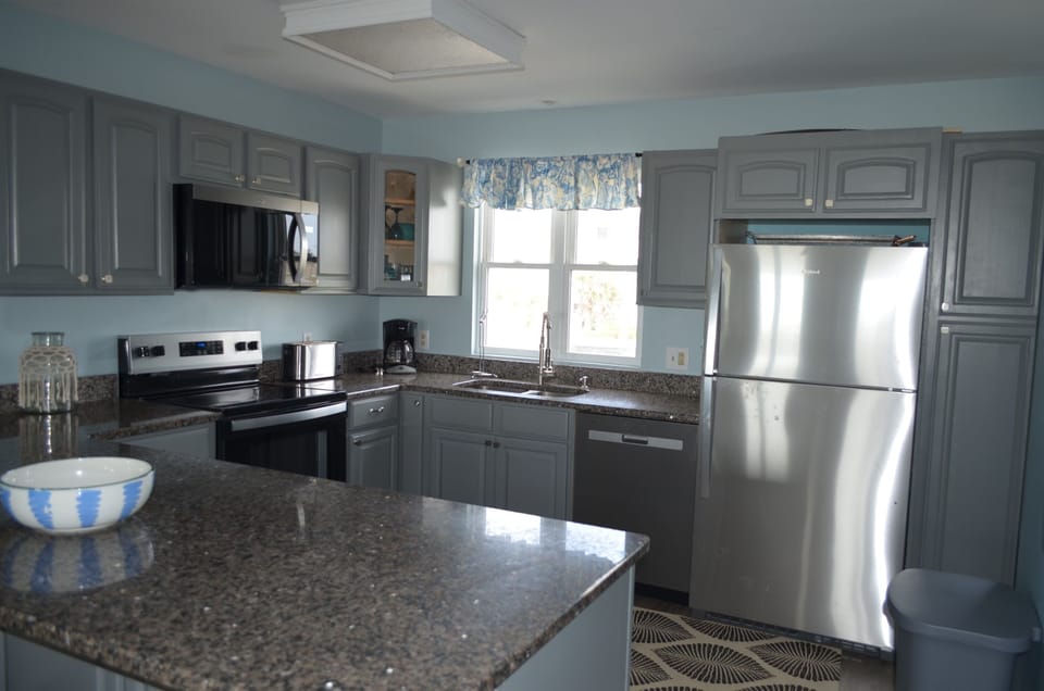 Kitchen W/SS appliances