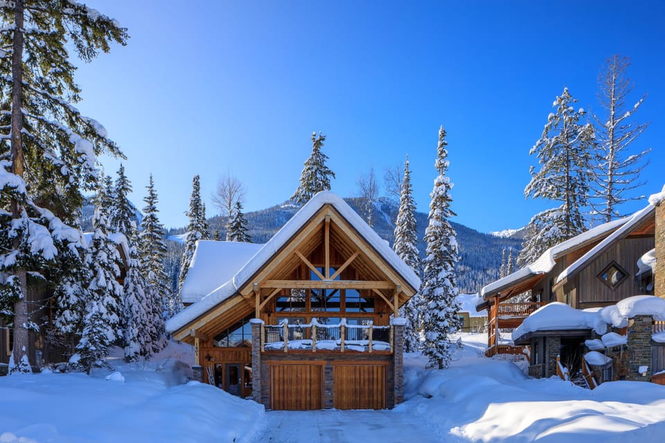 Ski-in right to the back door. A short 100 meter walk to the ski-out trail.