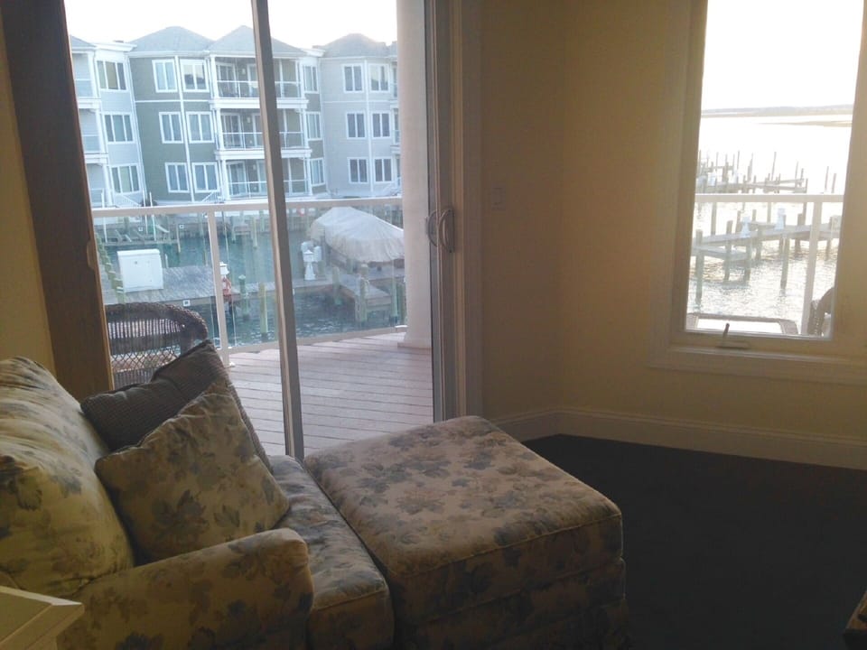 Master Bedroom - Sitting Area with Sunset View