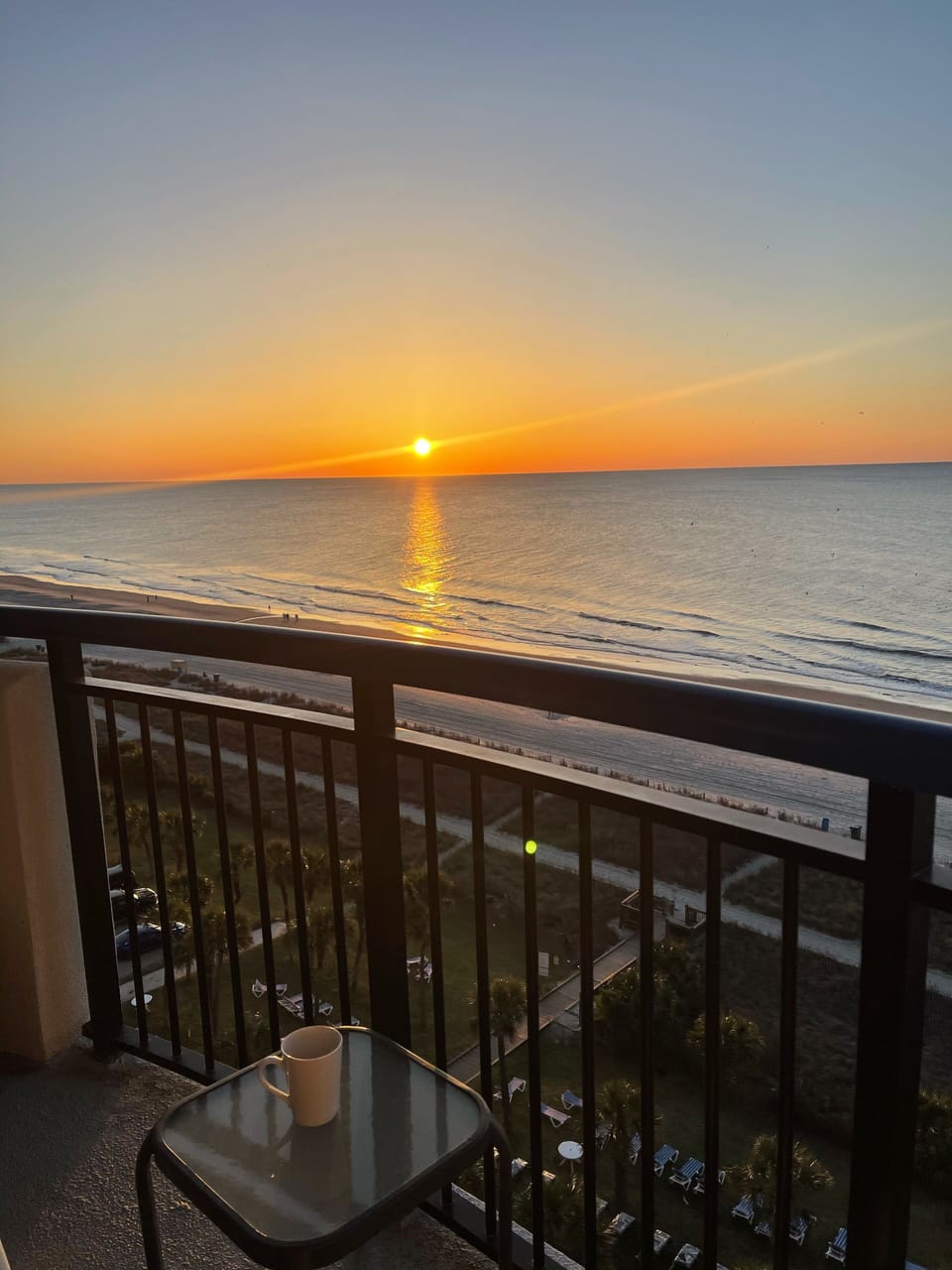 Enjoy a coffee with the beautiful sunrise🌞
