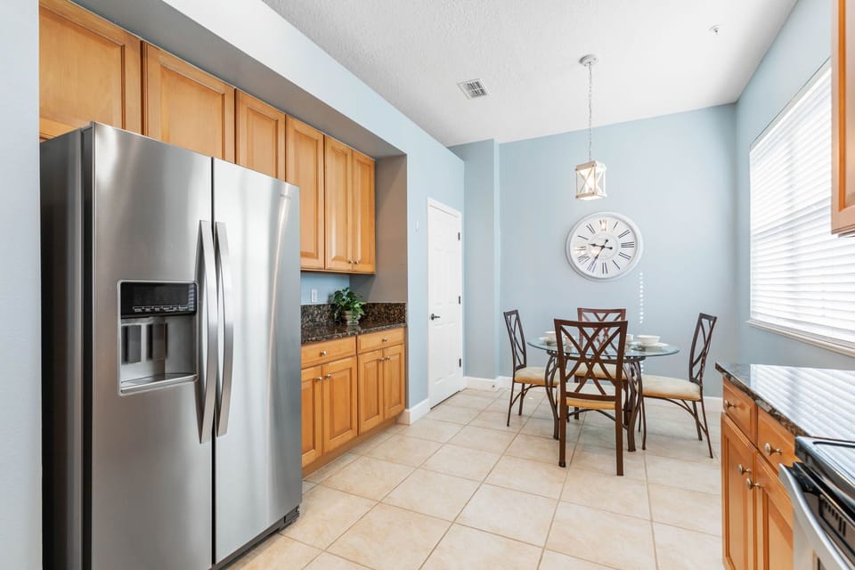 Large Kitchen with Eat-in Kitchen