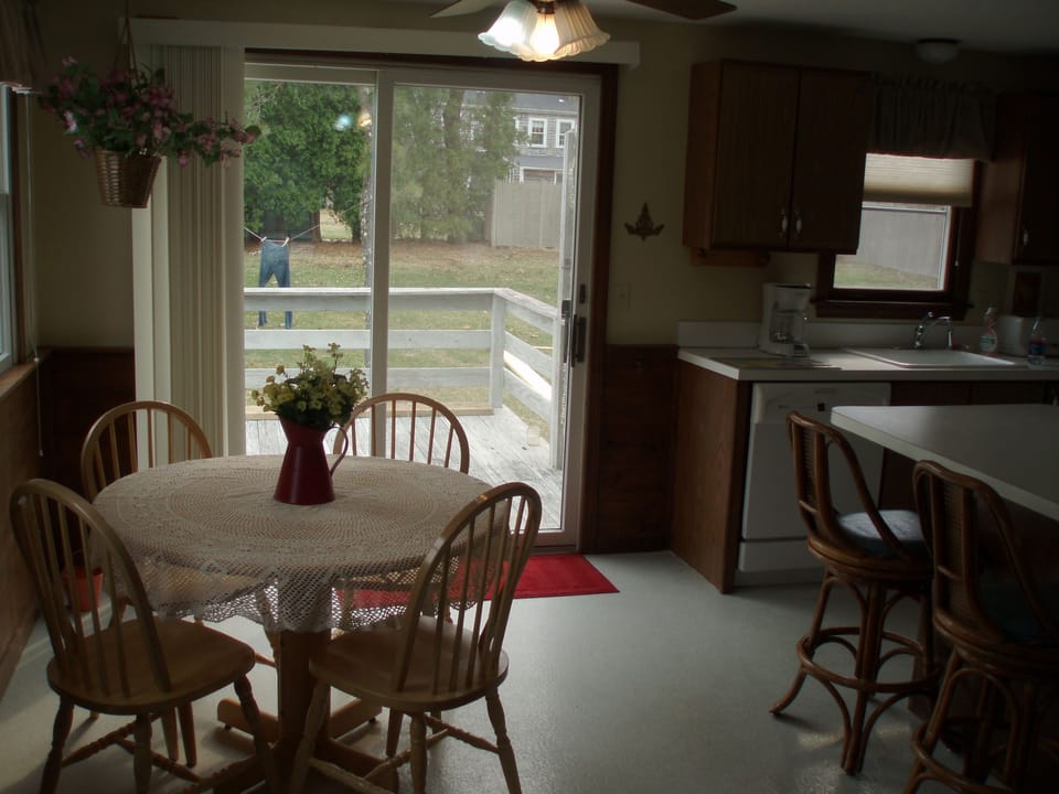 Kitchen seating for 6 people