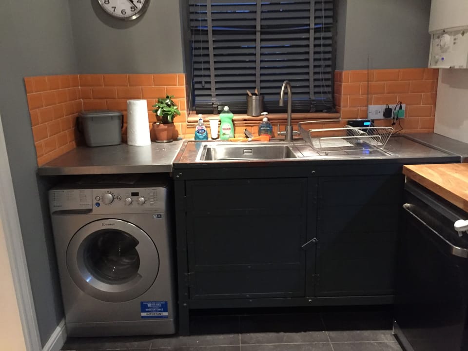 Kitchen with washing machine and dishwasher