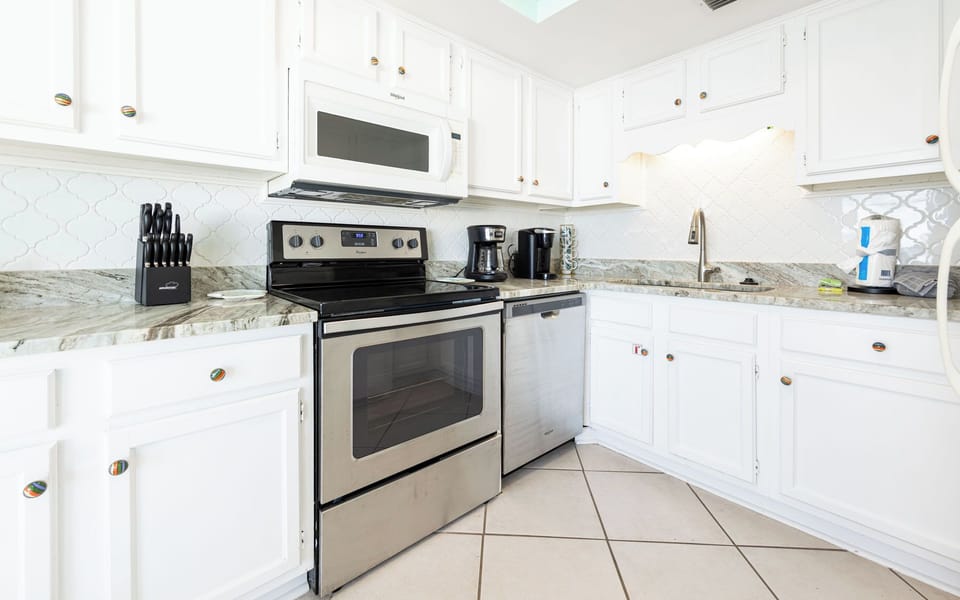 Create delicious meals surrounded by a bright vibe, with sleek appliances and inviting countertops beckoning your culinary