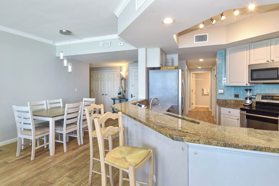 Silver Shells St. Croix 1404 - Dining Area and Breakfast Bar