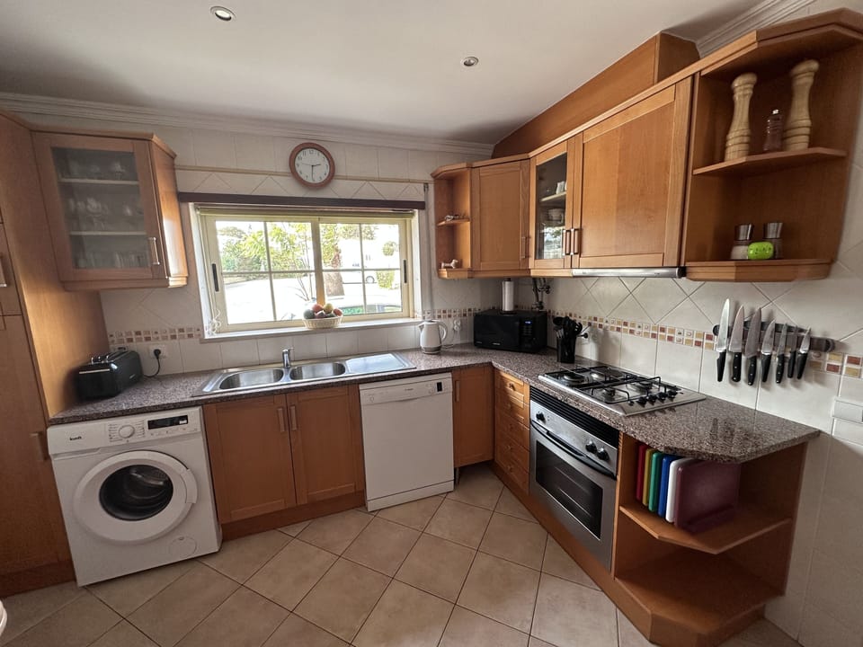 The kitchen has a combination gas/electric hob and an electric oven.


