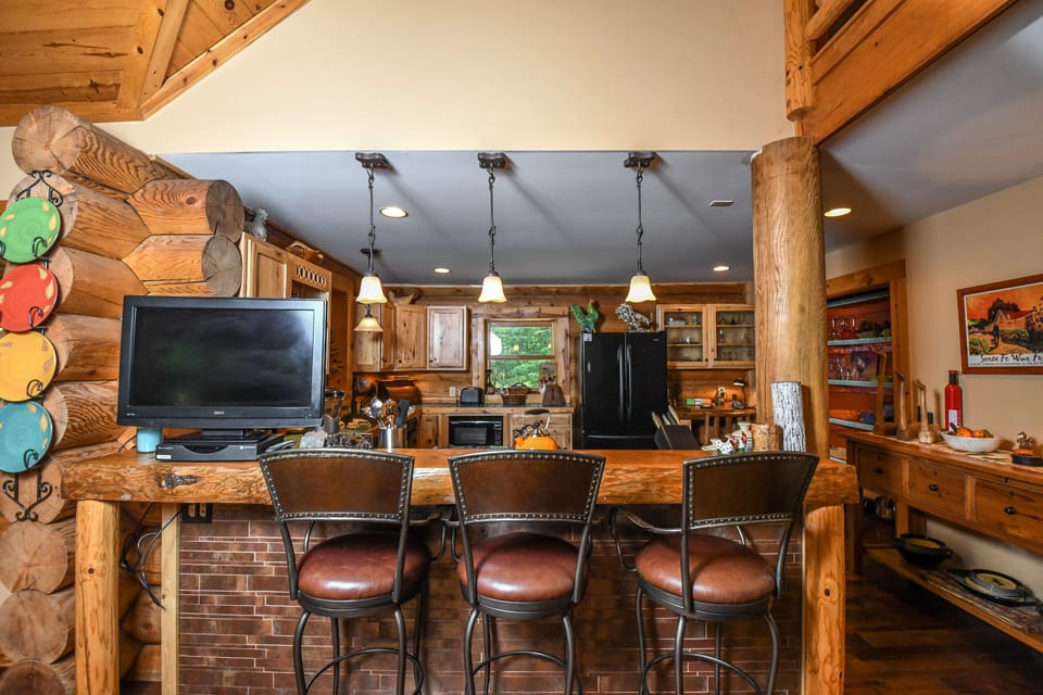 Convenient Breakfast Bar & Bar Stool Seating
