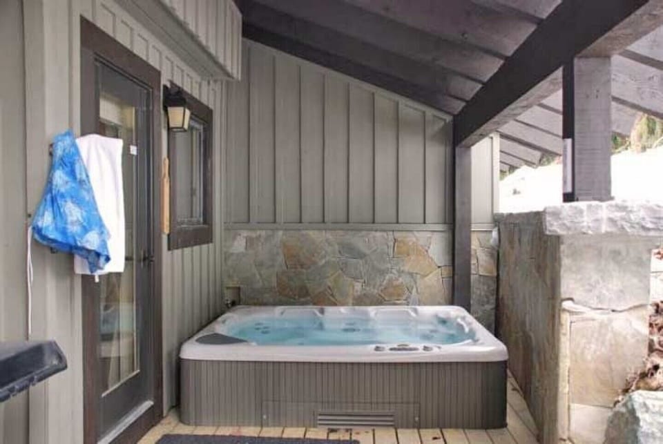 Very Private Large Hot Tub off Den
