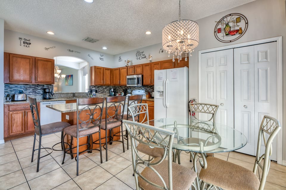 Granite kitchen with all appliances and nook area