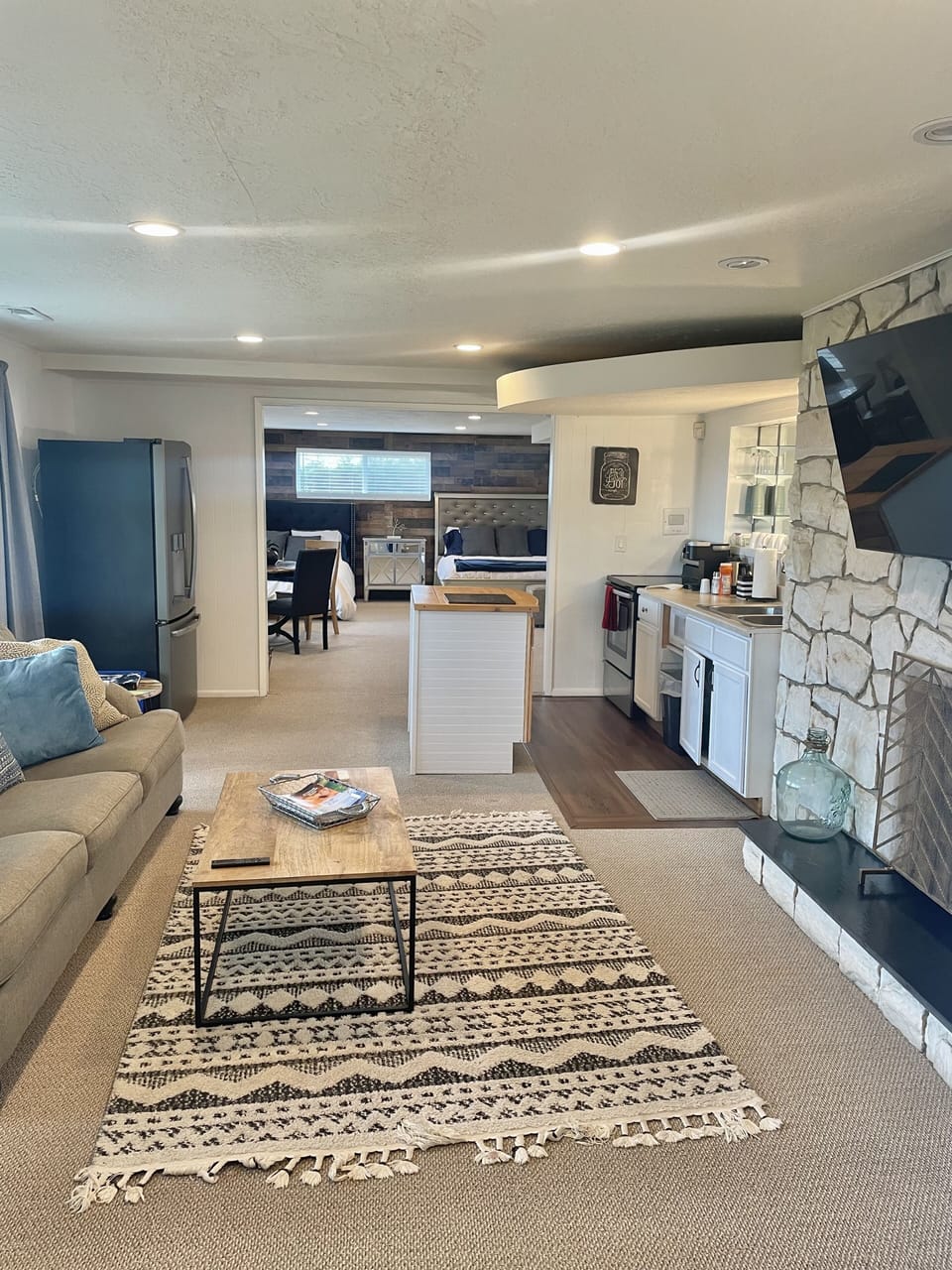 Large 1,500sq feet apartment open floor plan light and bright