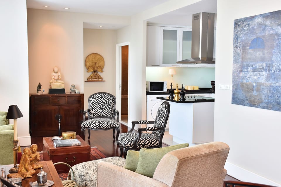 Cosy LIVING ROOM with separate open-plan kitchen