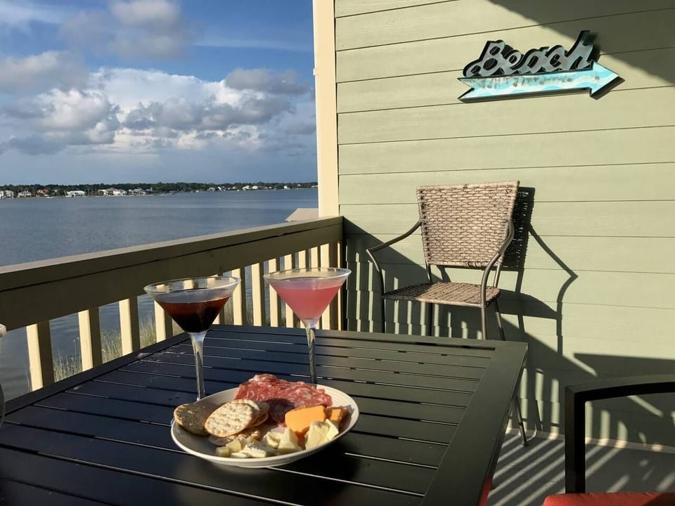 Den Balcony-afternoon happy hour?

