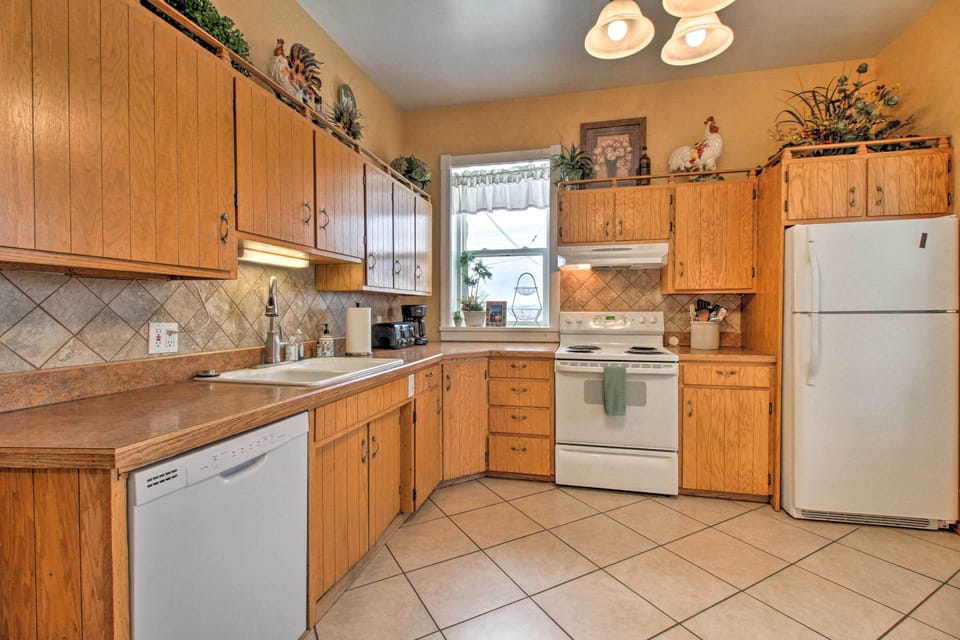 Kitchen | Cooking Basics | Coffee Maker | Paper Towels/Trash Bags Provided