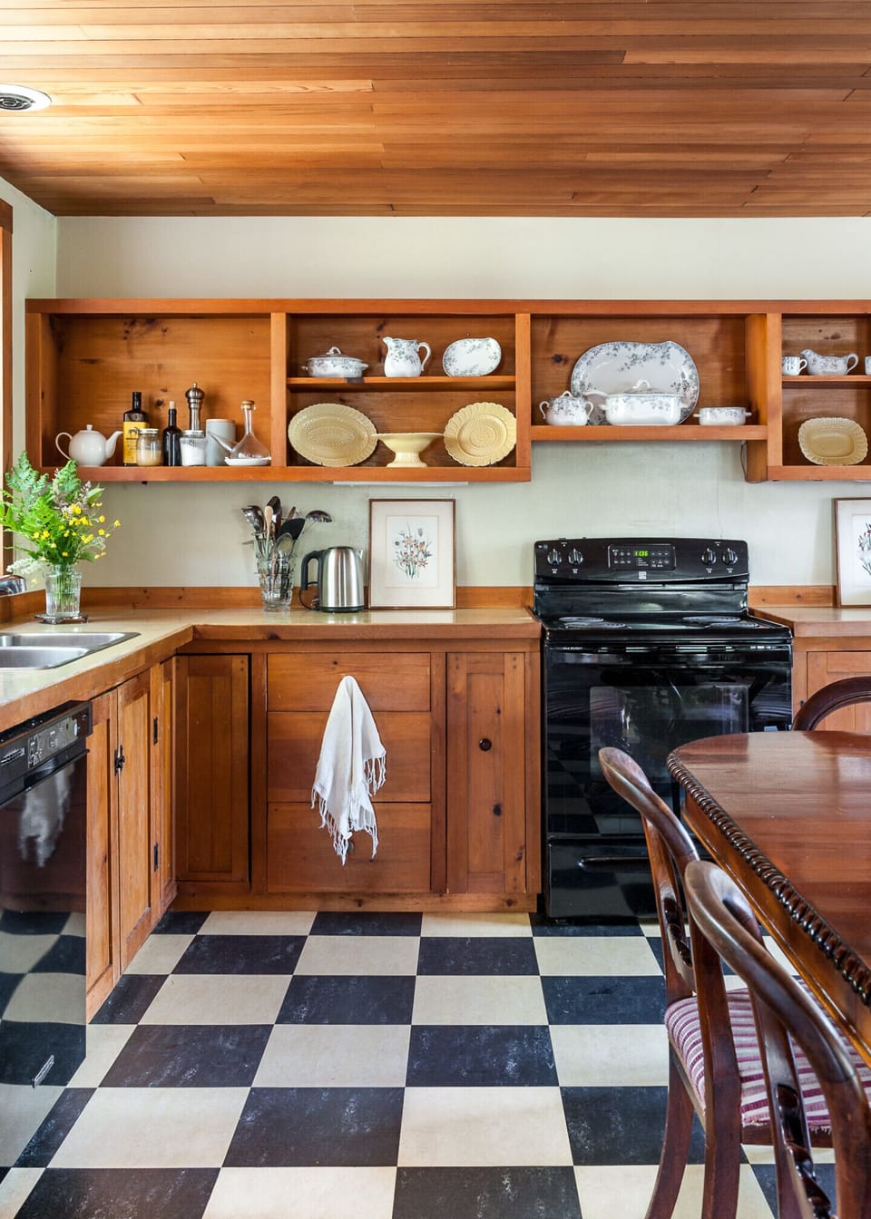fully equipped kitchen 
with professional quality cookware and dishwasher - for the amateur chef